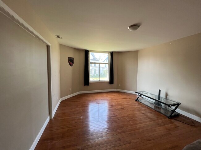 Photo - 627 College St