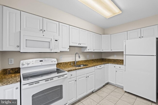 Photo - 786 N Vermont St