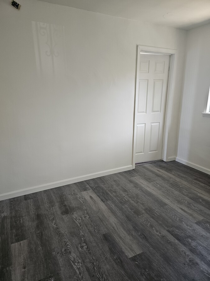 Photo - 915 E 111th Dr