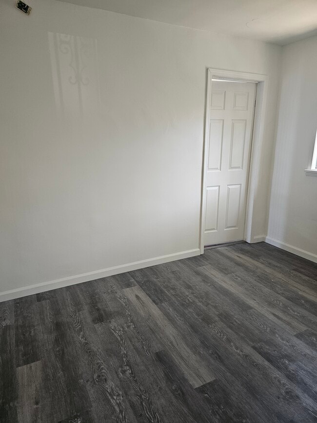 Building Photo - 915 E 111th Dr