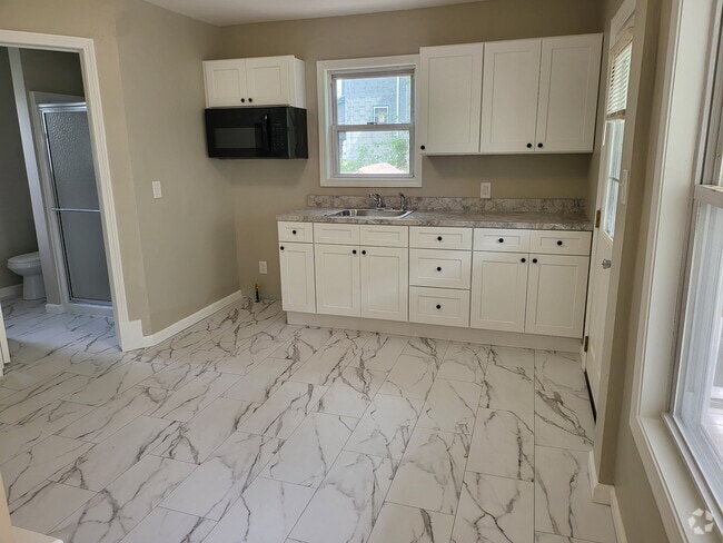Building Photo - 117 N Elm St Unit first Rental