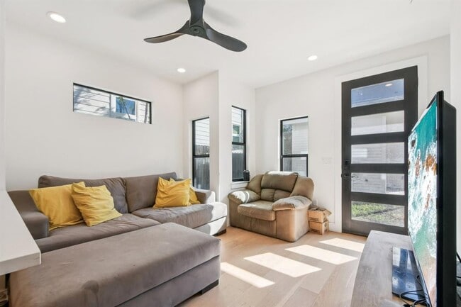 Photo - 2916 E 13th St