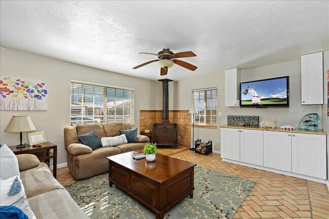 52637 Avenida Villa