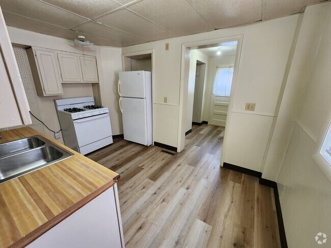 Building Photo - Spacious 2 bedroom townhouse style