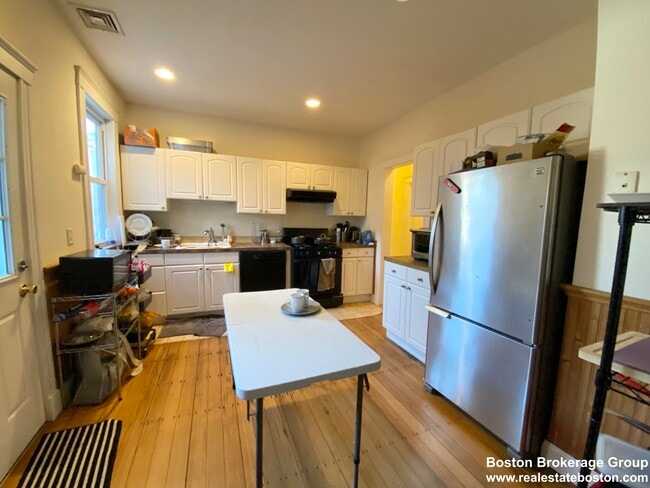 Building Photo - 37 Hillside St Unit 2 Rental