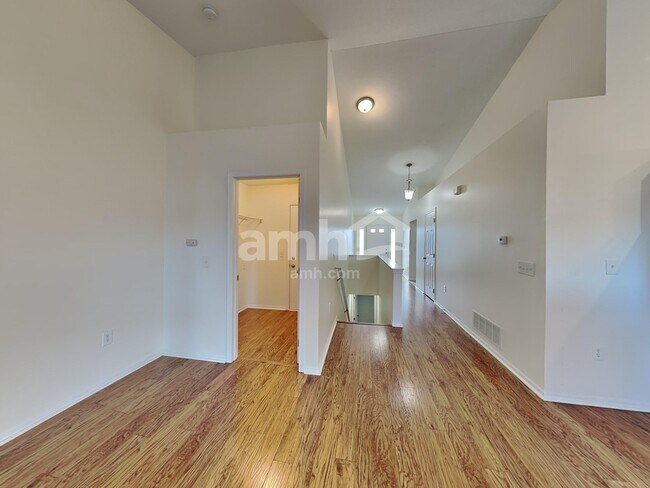 Photo - 708 Orwell St