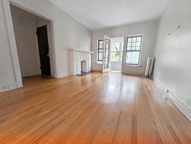 Photo - Large and Bright 1-bed/1-bath in Edgewater - Close to LUC! Unit 1304-2