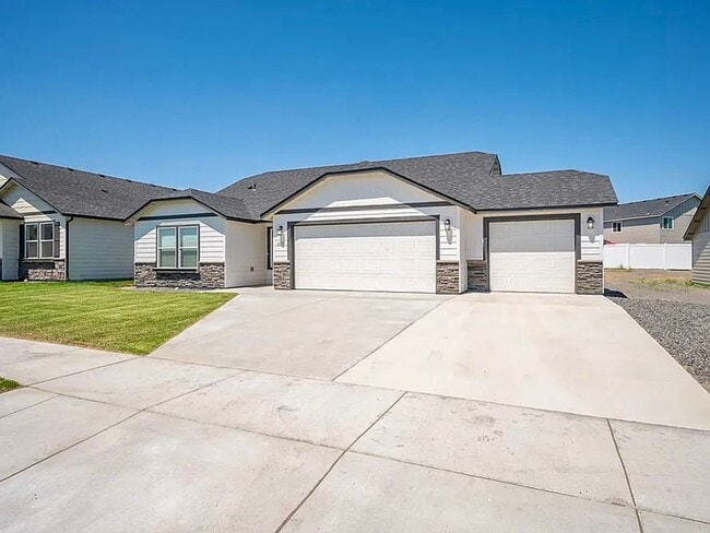 Building Photo - Well, maintained three bedroom 2 1/2 bath ... Rental