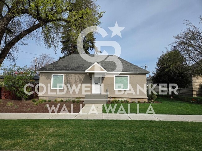 Building Photo - Recently updated single family home