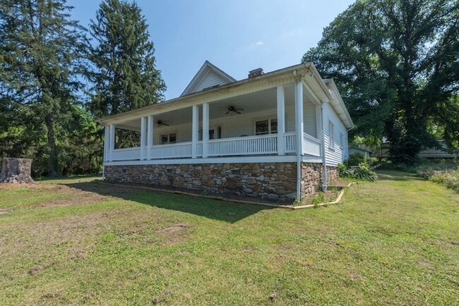 Photo - Weaverville Farmhouse Rental!