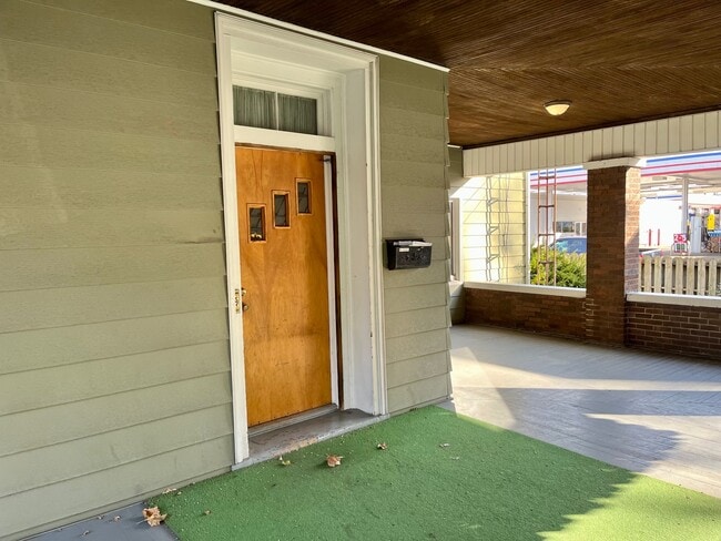 Photo - 911 N Center St