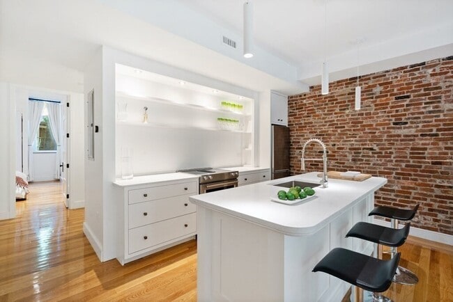 Building Photo - 15 Regent Cir Unit 1