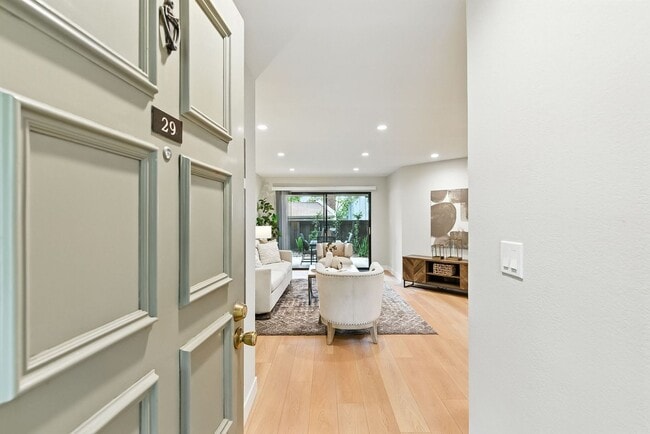 Building Photo - Beautifully Remodeled One-Bedroom Condo Unit 29
