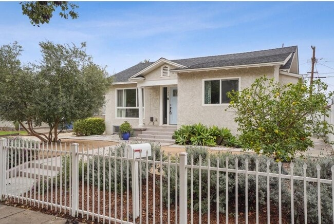 Building Photo - 1133 W 78th St