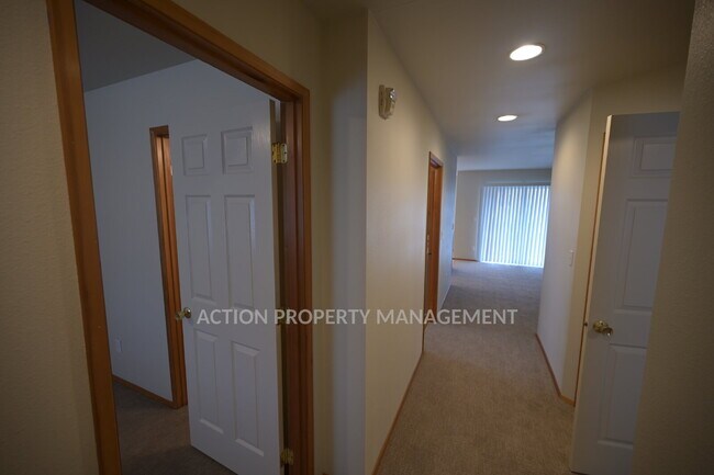 Photo - 2 bed 1 bath, top floor apartment in Port Angeles, close to Peninsula College and the Olympic Nat... Unidad #8