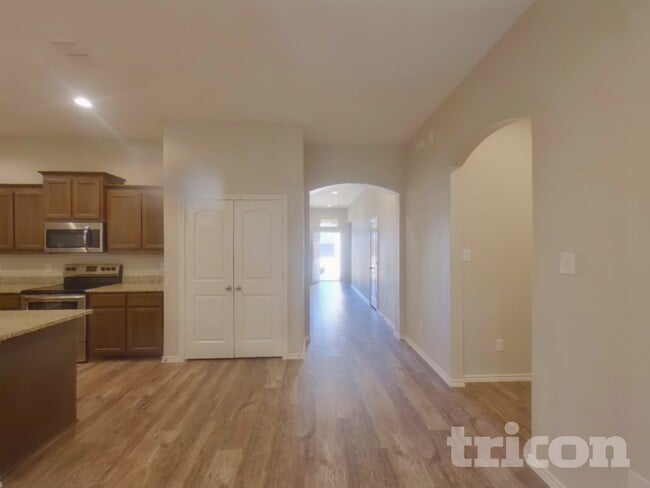 Photo - 2565 Hadley St