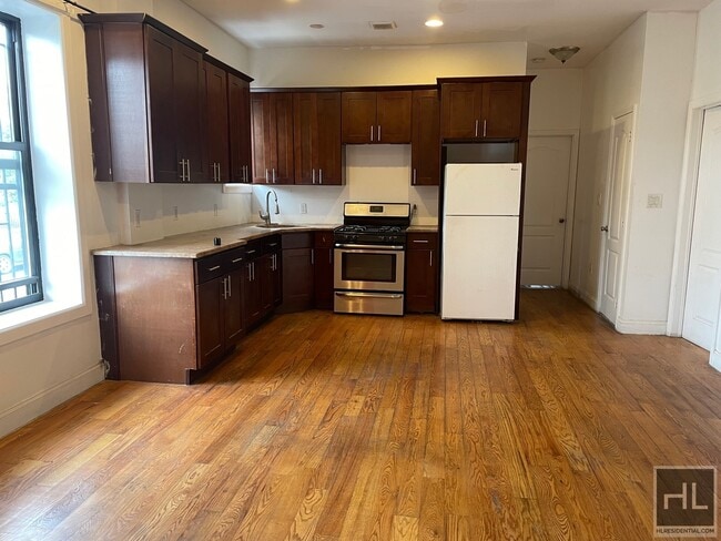 Photo - 130 Dumont Ave