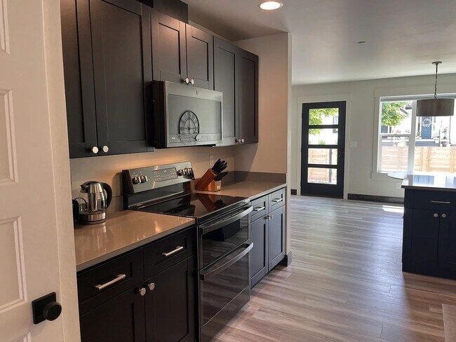 Photo - Month-to-Month 3bed 2.5 bath Whitefish Townhouse for rent - Walking distance to downtown.