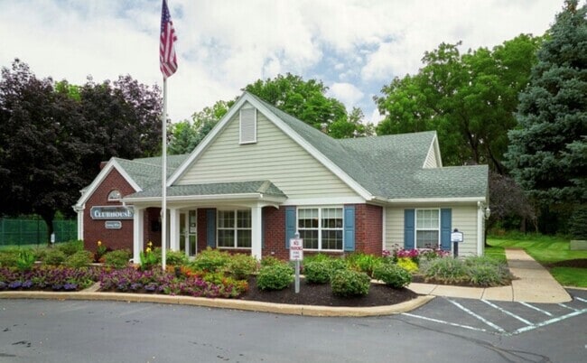 Building Photo - Carriage Glen Apartments