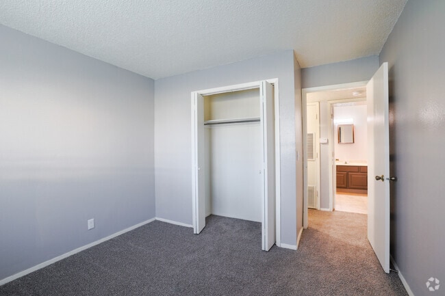 2BR, 2BA - 913SF