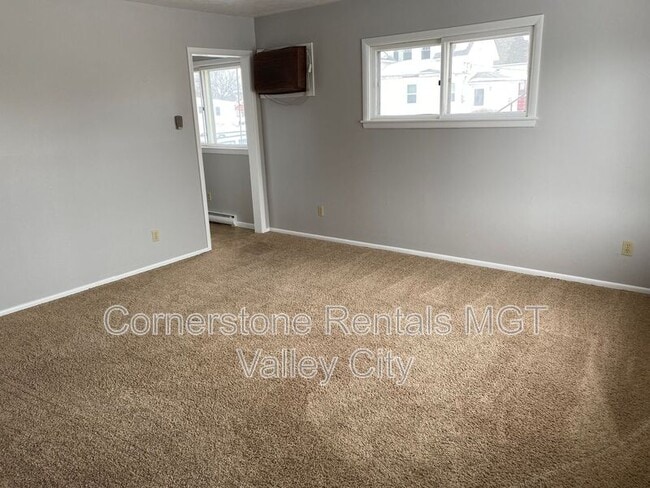 Photo - 825 3rd St SW