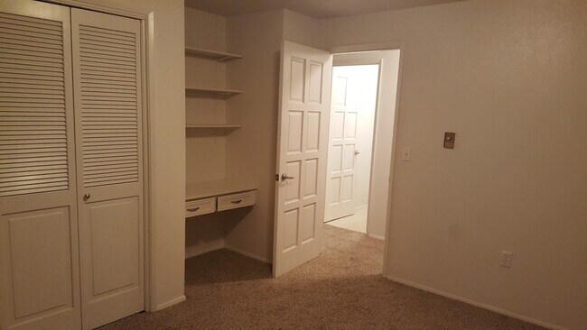 Segundo dormitorio con escritorio empotrado y estantes - 1461 Rainier Court