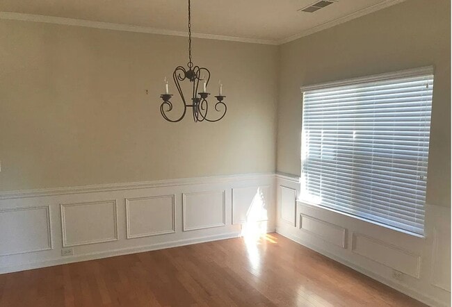 Photo - Stunning 5-bedroom, 2.5-bathroom home | Lo...