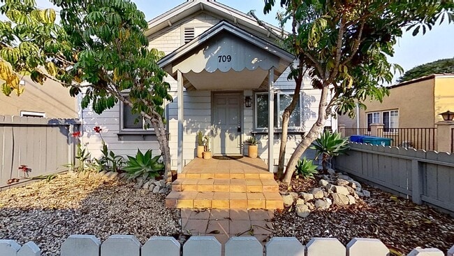 Building Photo - 709 W Micheltorena St Unit #A