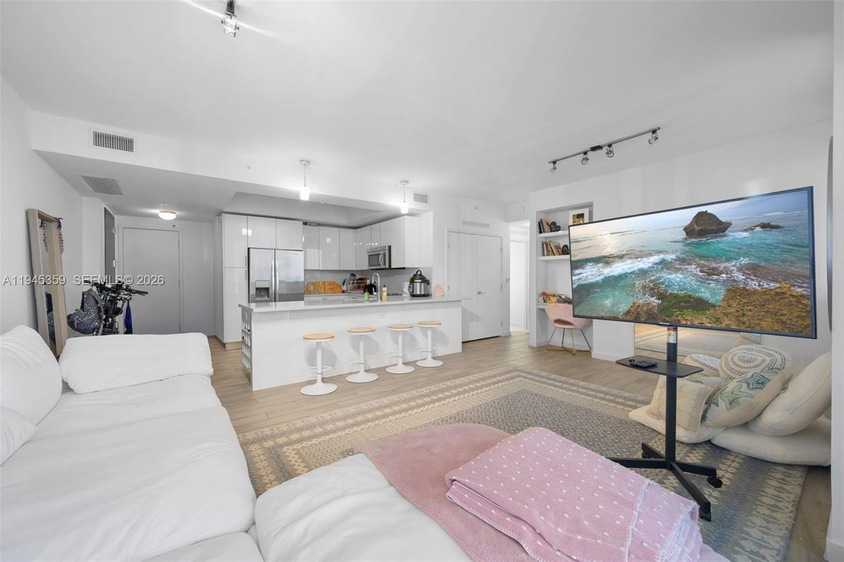 Photo - 999 SW 1st Ave