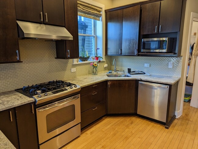 Building Photo - 1426 W Balmoral Ave Unit 1