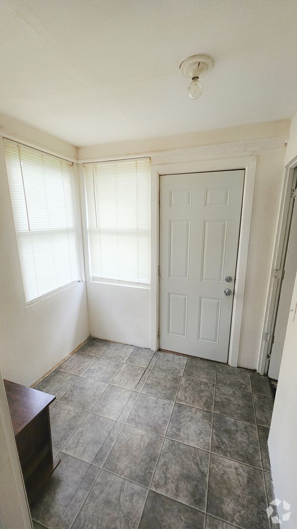 Building Photo - Charming Historic 2-Bedroom Home in Des Mo...