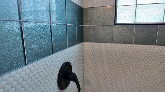 Building Photo - Stylishly Updated 2-Bedroom Apartment in the Heart of Pleasant Ridge Unit 1