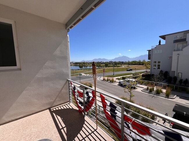 Photo - Modern 2 Bedroom Townhome with Stunning La...