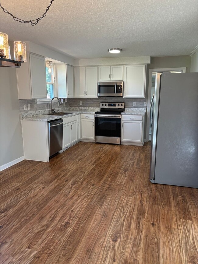 Photo - 3 Bedroom 1 1/2 Bathroom Home!