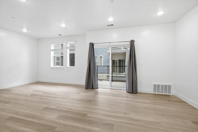 Photo - 475 W 60 S
