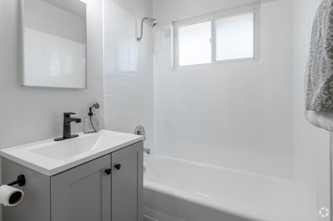 2BR, 1BA - 669SF - Bathroom