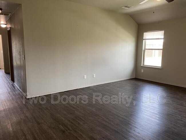 Photo - 611 N Main St