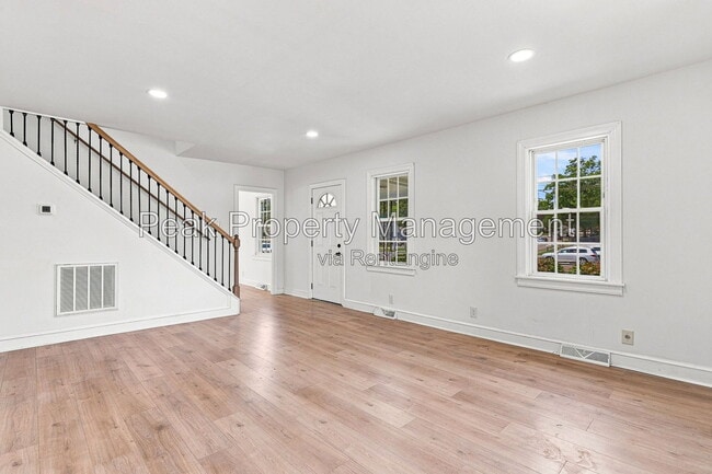 Photo - 2958 Winston Churchill Dr