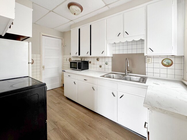 Building Photo - 812-814 Third Ave Unit 812