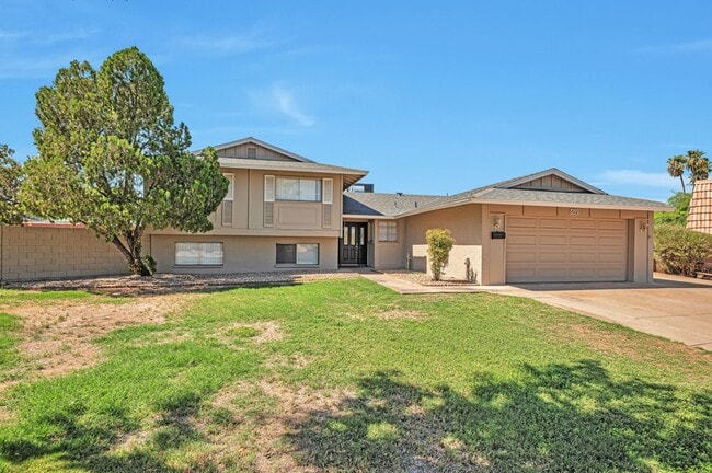 Photo - 6 Bedroom 3.5 Bath, Large Pool and Backyard