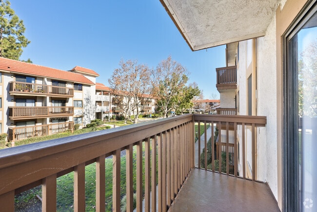 2BR, 2BA - 722SF - Balcony