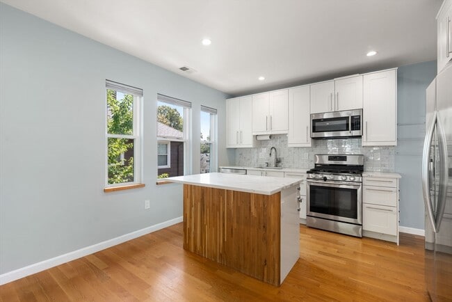 Building Photo - 574-576 Lagrange St Unit 576