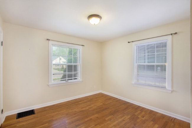 Photo - 1024 Burton St SE