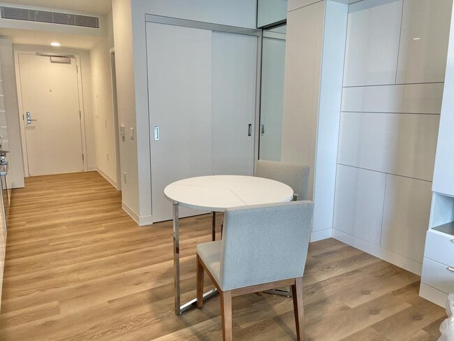 Photo - 987 Queen St