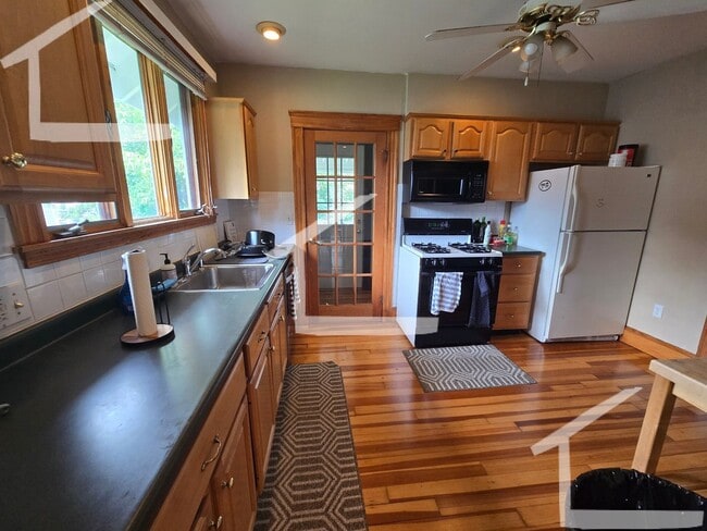 Brighton 3-Bed Avail 9/1 - Brighton 3-Bed Avail 9/1