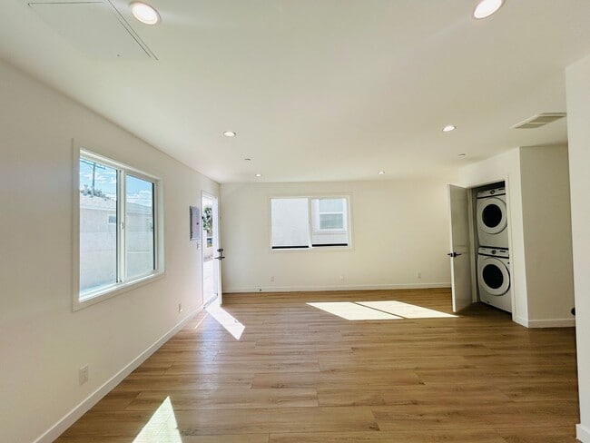 10914 Columbus Ave Unit 1