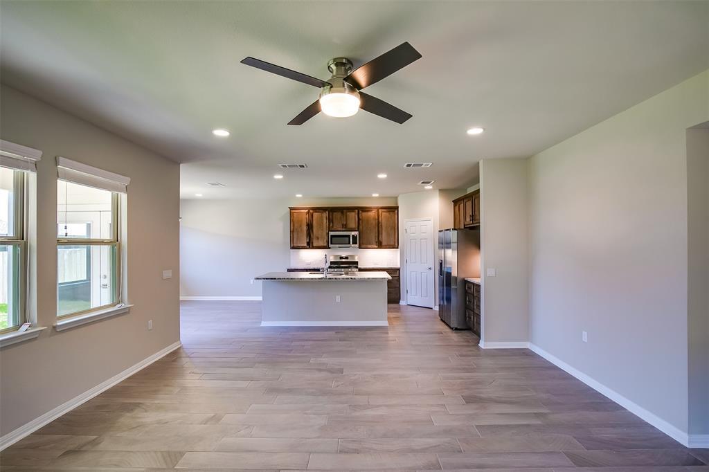 Photo - 837 Falkland Trace