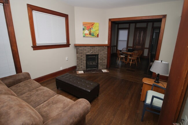 Photo - 2351-53 N Holton ST Unidad 2351 LOWER