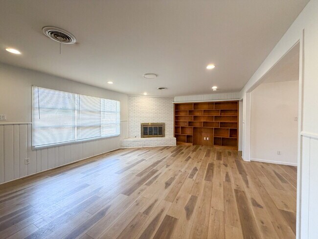 Photo - Mid-Century Charm in Melonie Park!