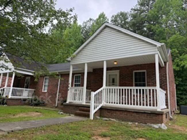 Building Photo - 724 Breeze Hill Rd
